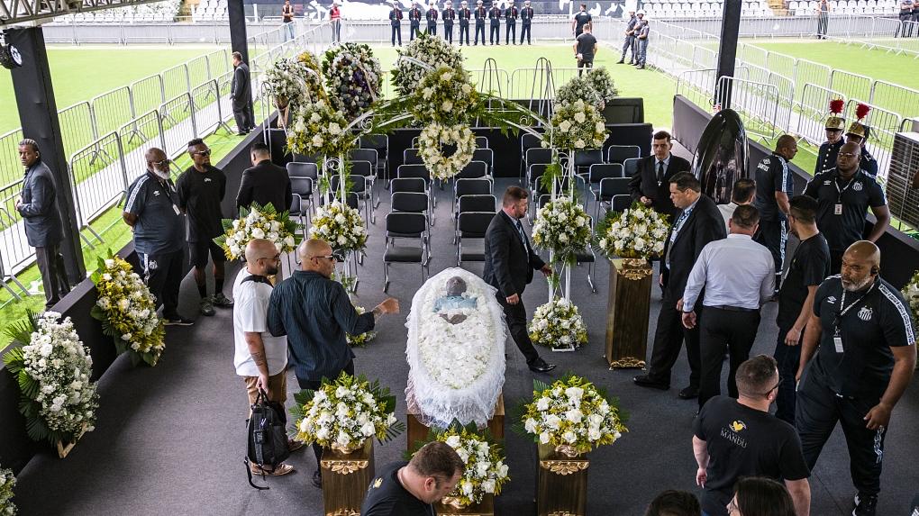 جثمان بيليه وسط الورود والمعزّين في ملعب سانتوس - تويتر