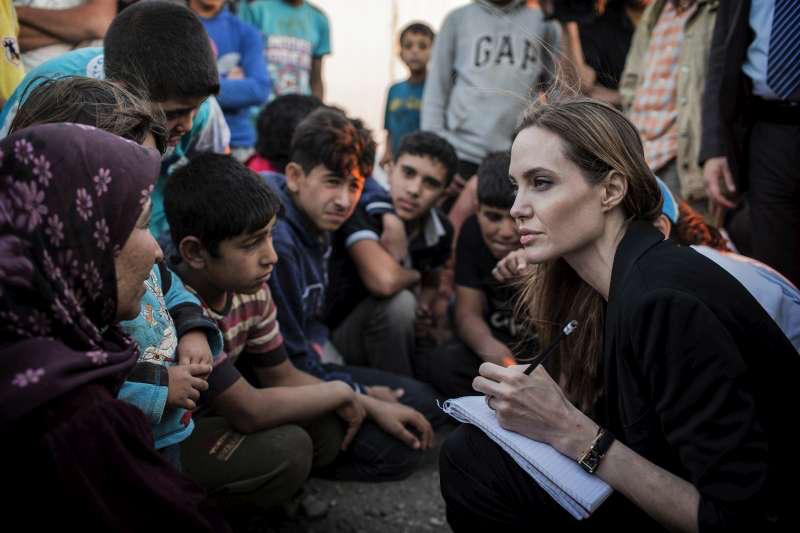 أنجلينا خلال عملها في منظمة الأمم المتحدة وزيارتها للاجئين - غوغل