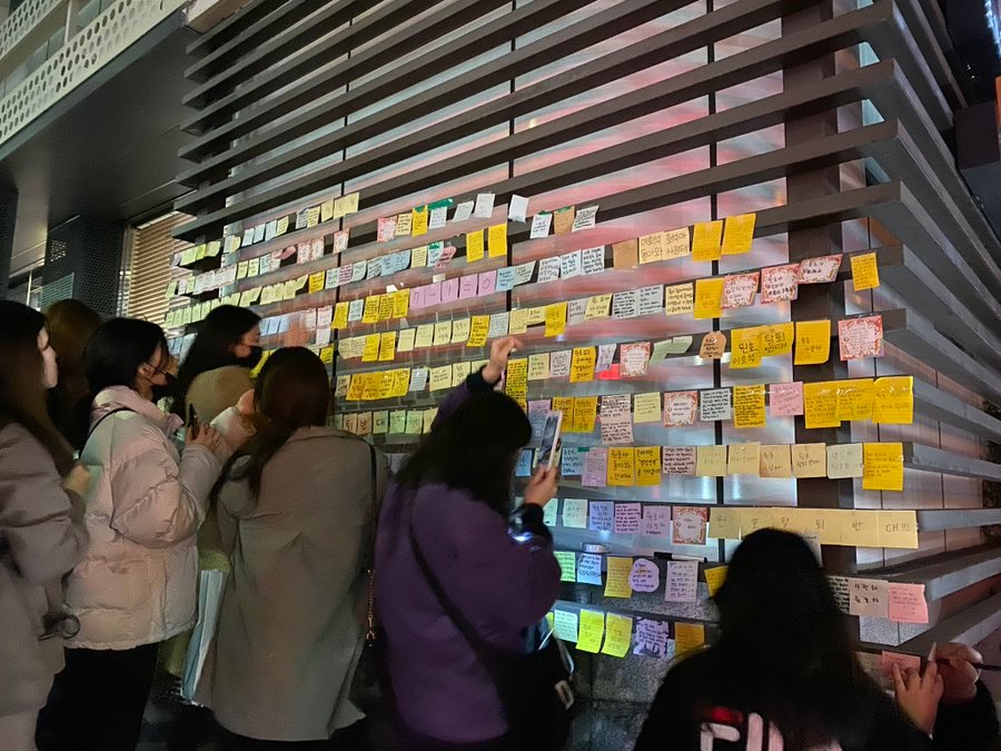 صور فانز Wonho يطالبون بعودته أمام مبنى Starship -المصدر: تويتر