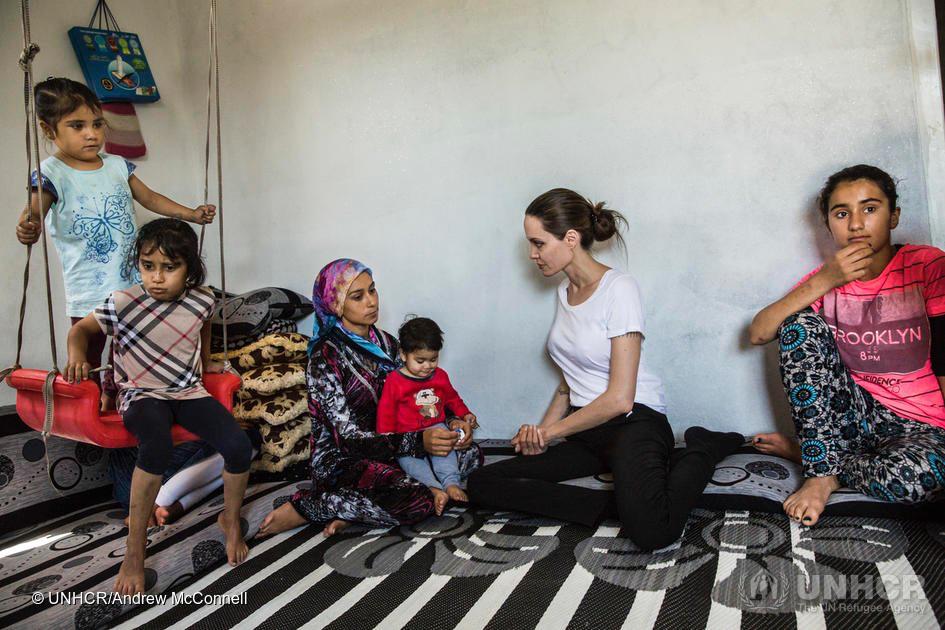 أنجلينا خلال عملها في منظمة الأمم المتحدة وزيارتها للاجئين - غوغل