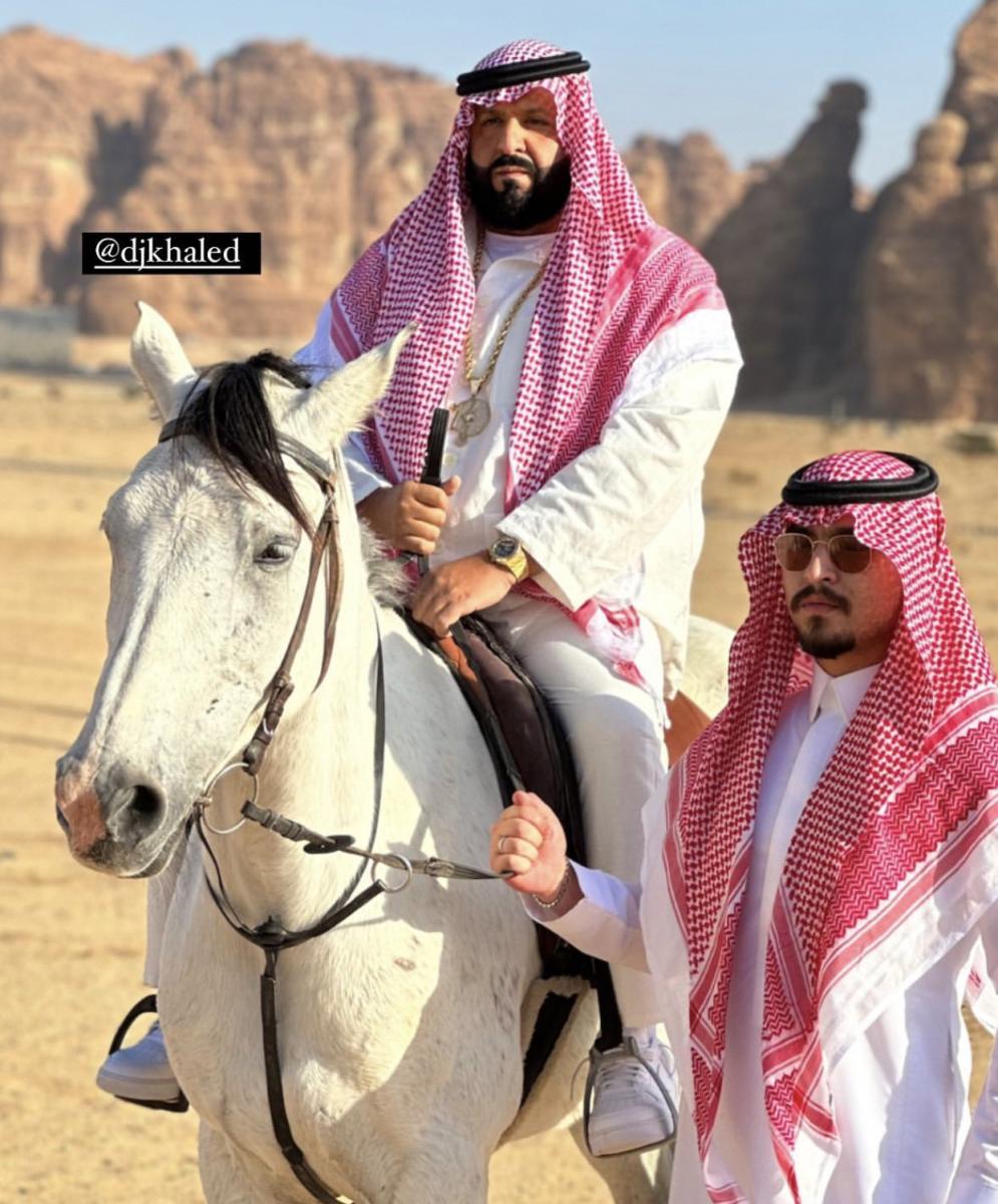 دي جي خالد يركب الحصان العربي في العلا - إنستغرام