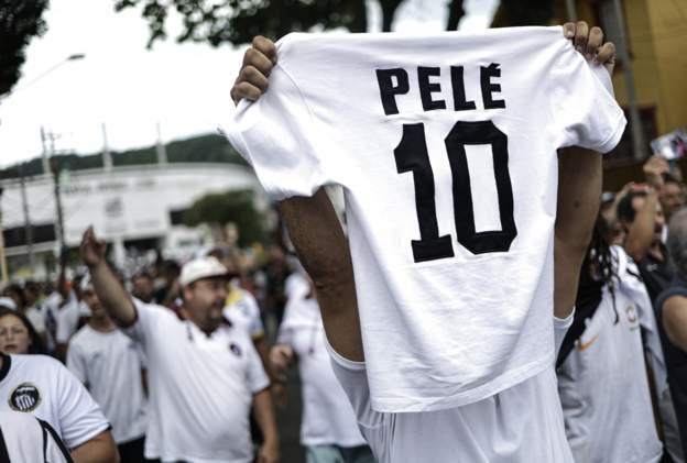 قميص بيليه في شوارع سانتوس البرازيلية خلال وداعه - تويتر