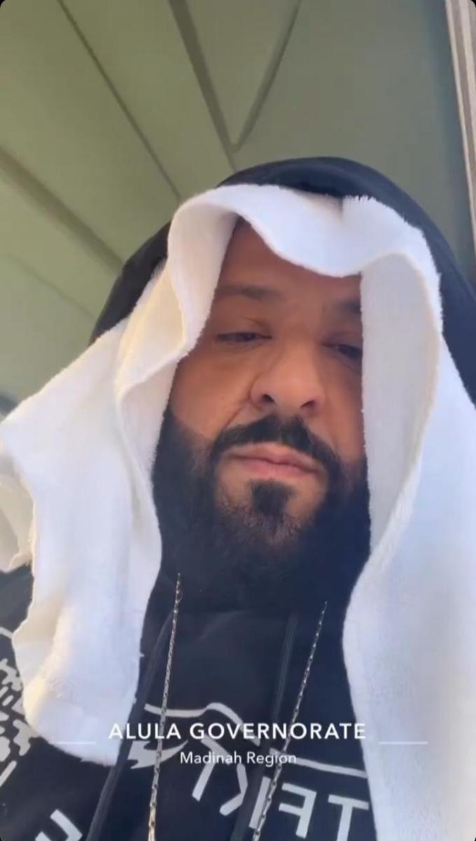 دي جي خالد يرتدي الغترة السعودية في الرياض - إنستغرام