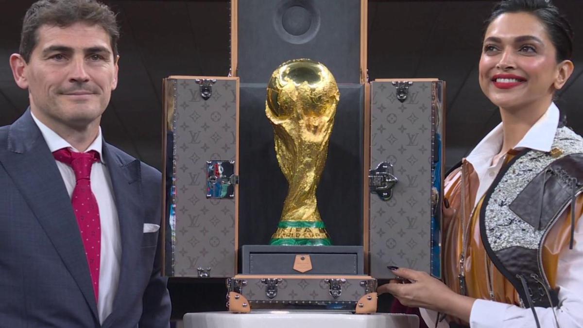 ديبيكا بادكون تكشف عن كأس العالم برفقة إيكير كاسياس - تويتر