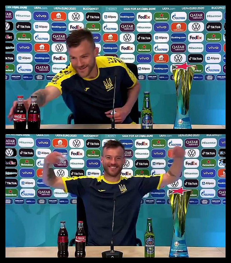 ، لاعب أوكرانيا أندري يارمولينكو يمسك بالمشروبات الغازية والكحولية