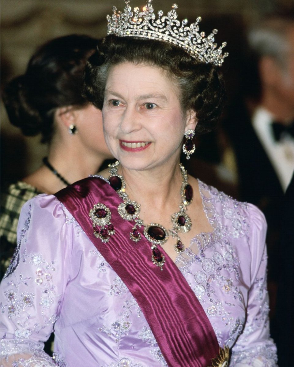 تاج زهرة اللوتس للملكة إيليزابيث الثانية - غوغل