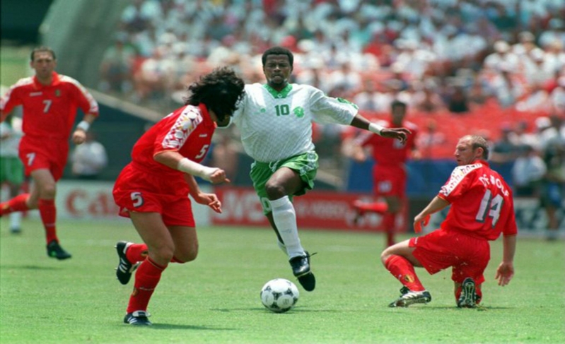 سعيد العويران قبل تسجيل هدفه التاريخي أمام بلجيكا في مونديال 1994