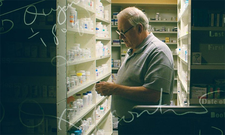 صورة لدان شنايدر من مسلسل The Pharmacist