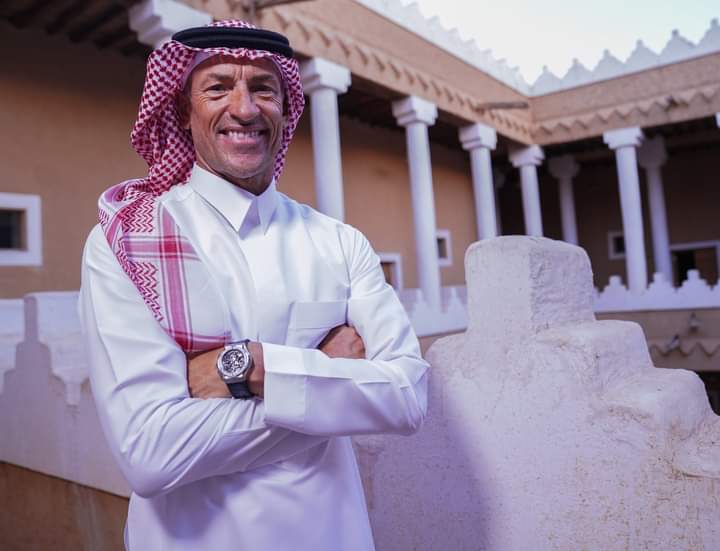 مدرب المنتخب السعودي هيرفي رونارد بالزي التقليدي السعودي