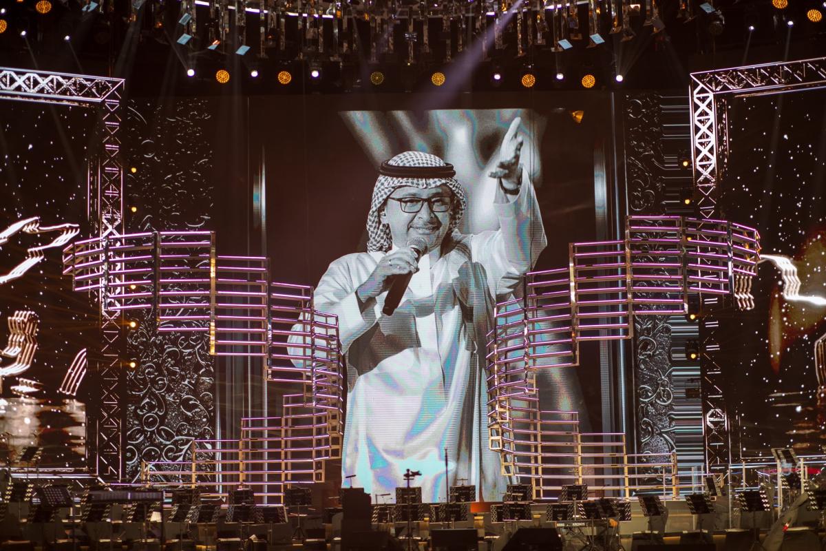 عبدالمجيد عبدالله يطرب الجمهور في مسرح محمد عبده ويبارك لـ الهلال