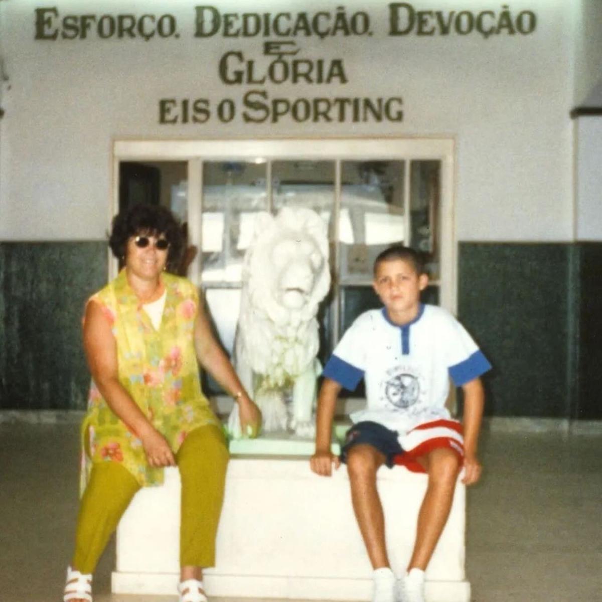 رونالدو و صورة نادرة مع والدته