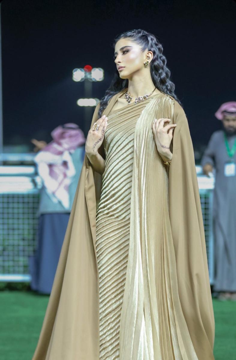 رهف. الحربي بفستانها الذي كان مستوحى من الرمال من تصميم دار هيبة ، والمجوهرات من ‏Pasquale Bruni .