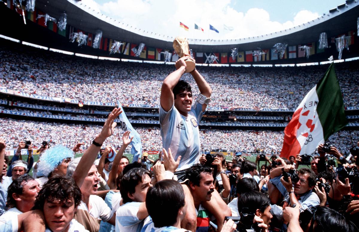 مارادونا يرفع كأس العالم خلال تتويج الأرجنتين في مونديال 1986