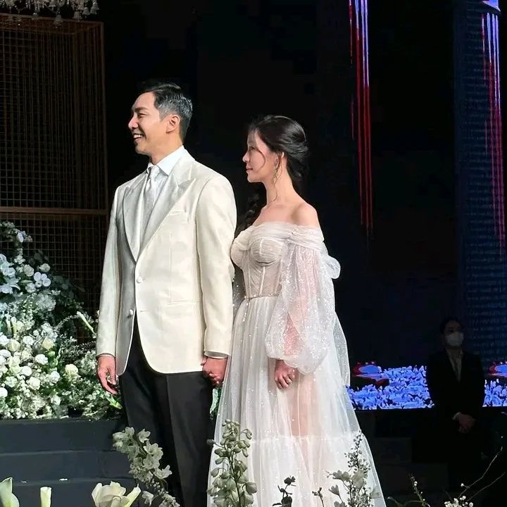 من حفل زفاف   لي سونغ جي