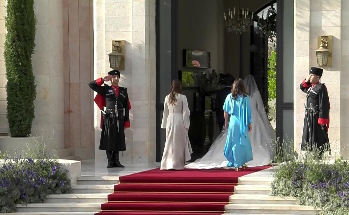فستان زفاف رجوة آل سيف