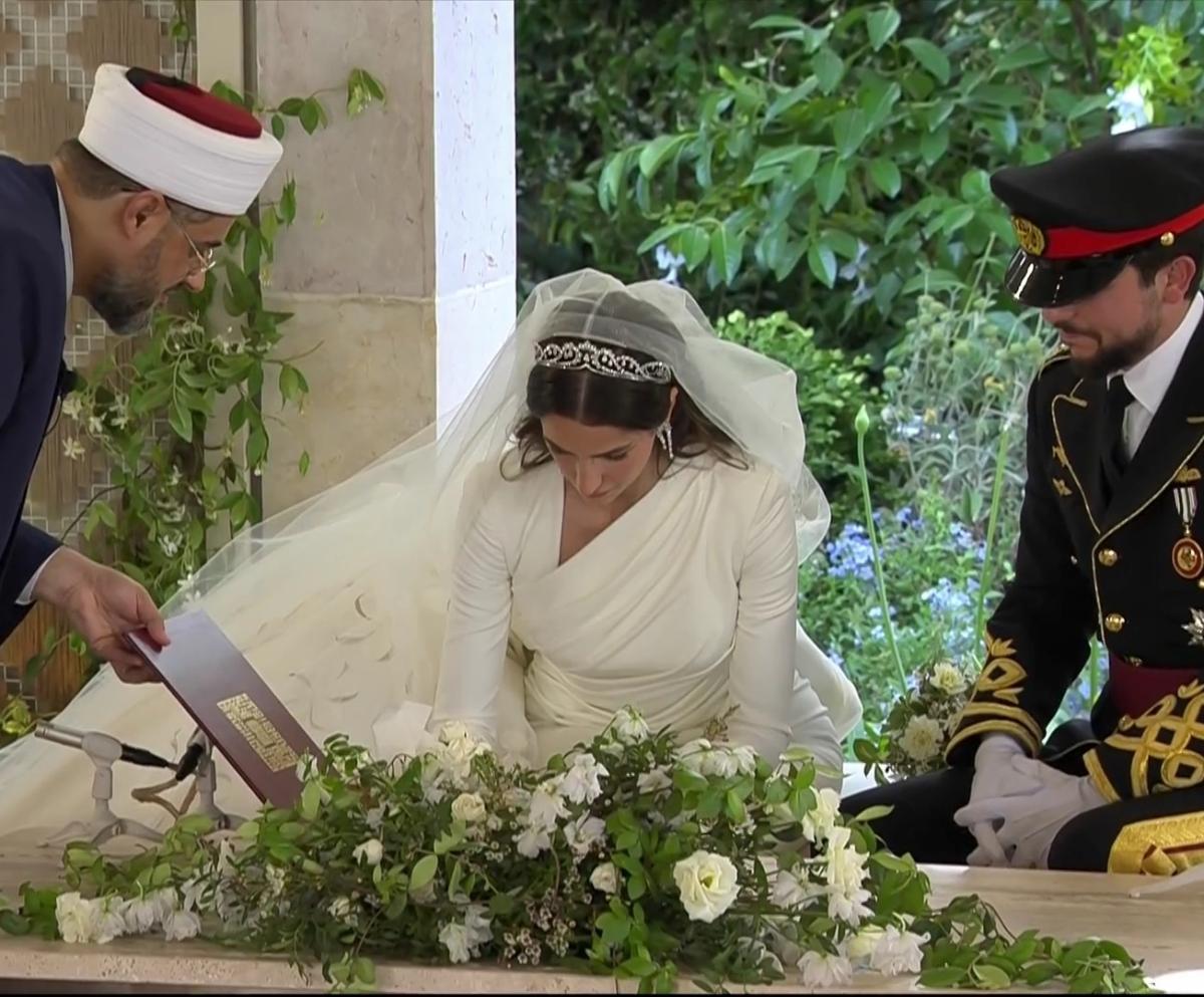 فستان زفاف رجوة آل سيف