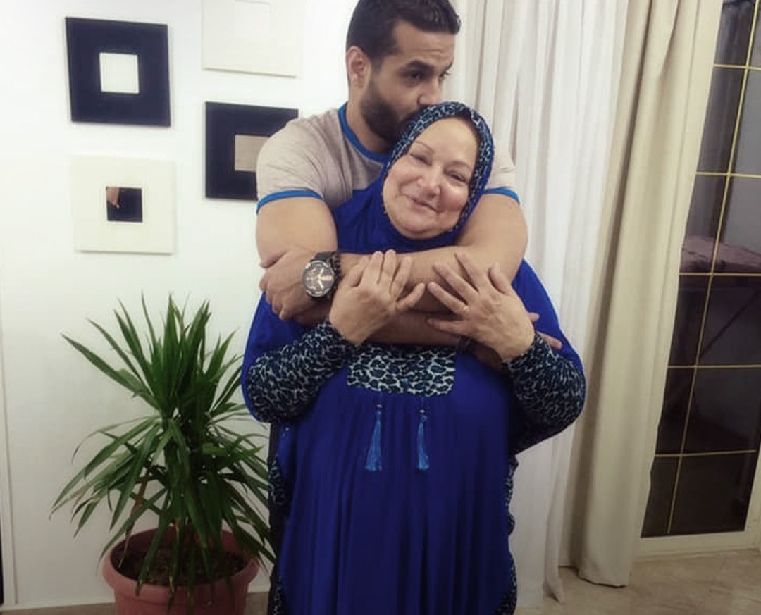 الراحل أحمد قنديل مع والدته الراحلة