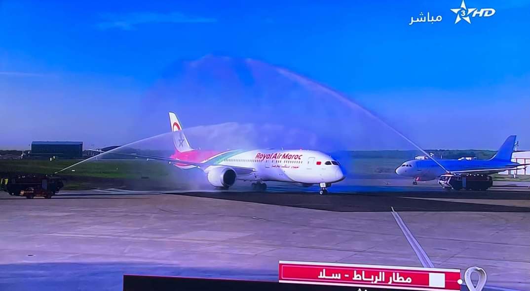 رش طائرة المنتخب المغربي بالماء السحري بعد عودتها من قطر - تويتر