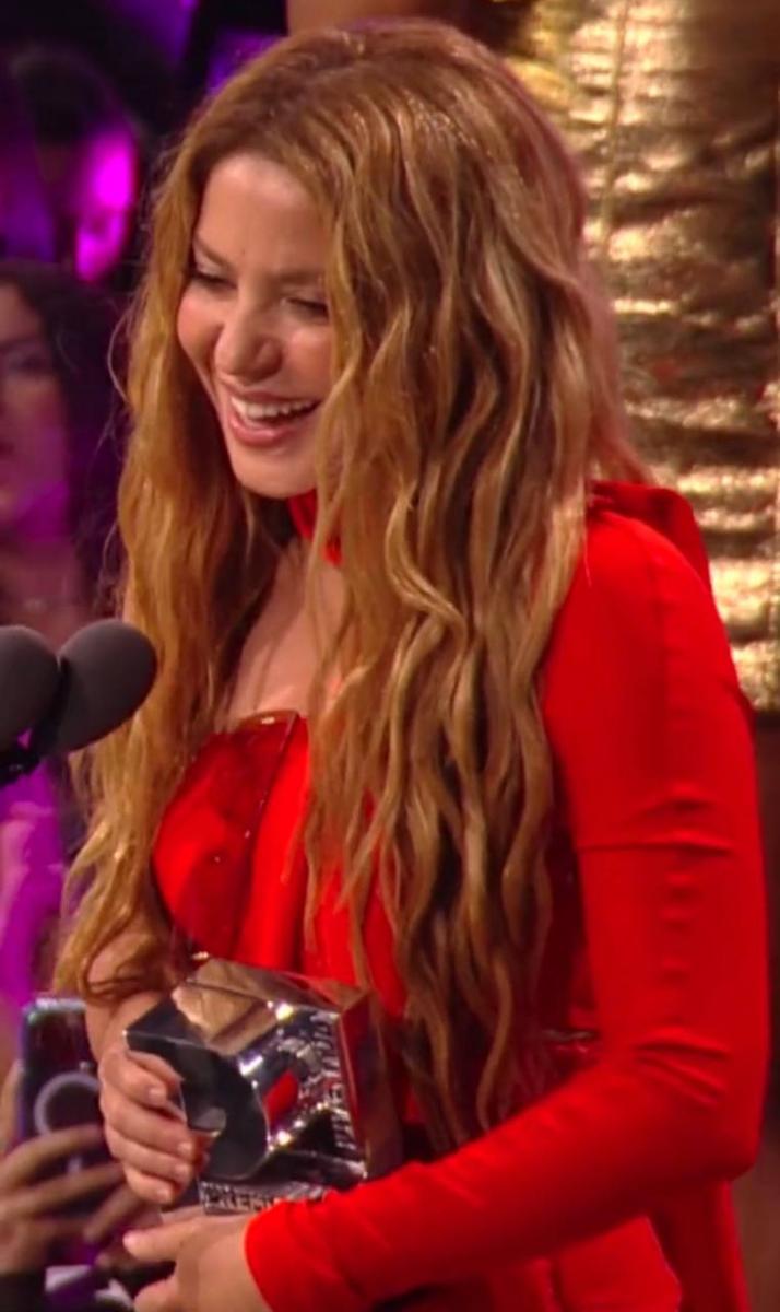 شاكيرا تتألق بالأحمر وتحصل على 8 جوائز في Premios Juventud