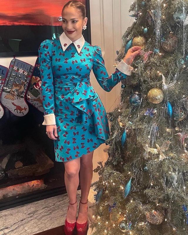 جينيفر لوبيز في منزلها إلى جانب شجرة الميلاد - إنستغرام