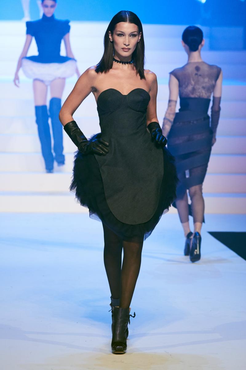 بيلا حديد في عرض أزياء Jean Paul Gaultier