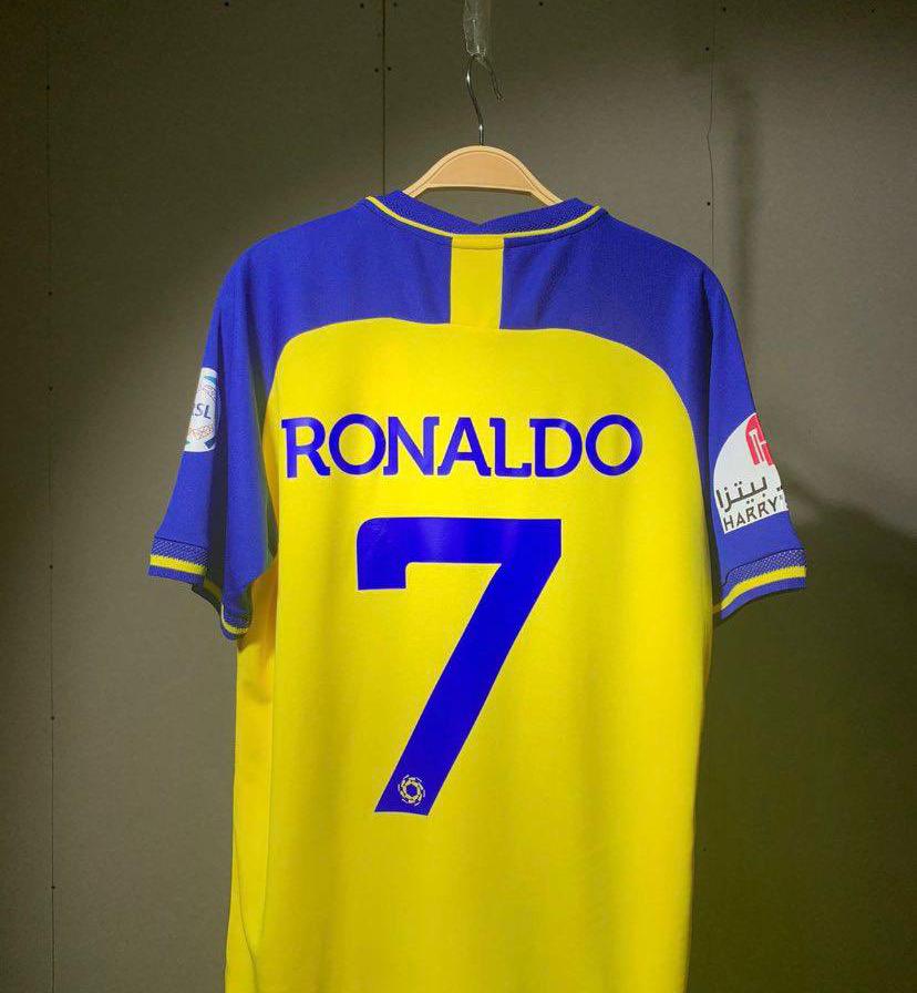 إسم رونالدو يظهر على قميص النصر بعد إعلانه التوقيع مع الفريق - تويتر