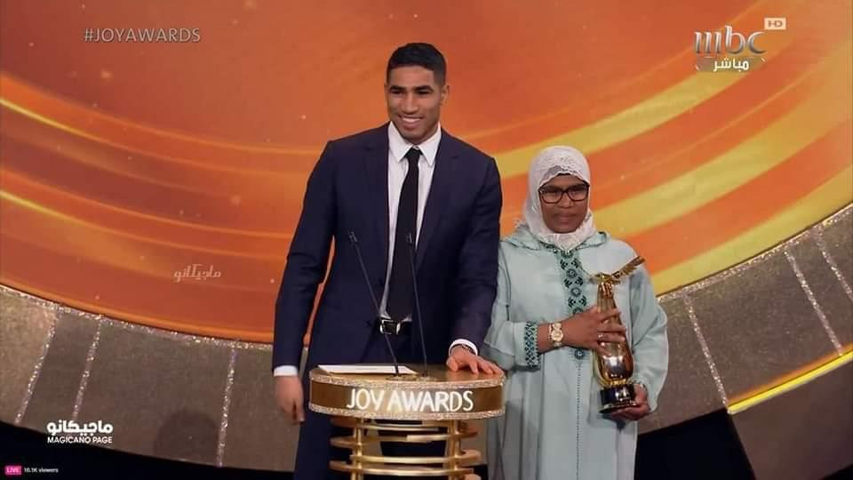 أشرف حكيمي مع والدته يستلم جائزة Joy Awards - تويتر
