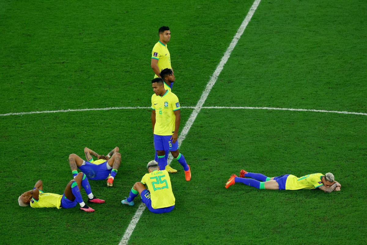 بكاء لاعبي منتخب البرازيل بعد خسارتهم بركلات الترجيح أمام كرواتيا - تويتر