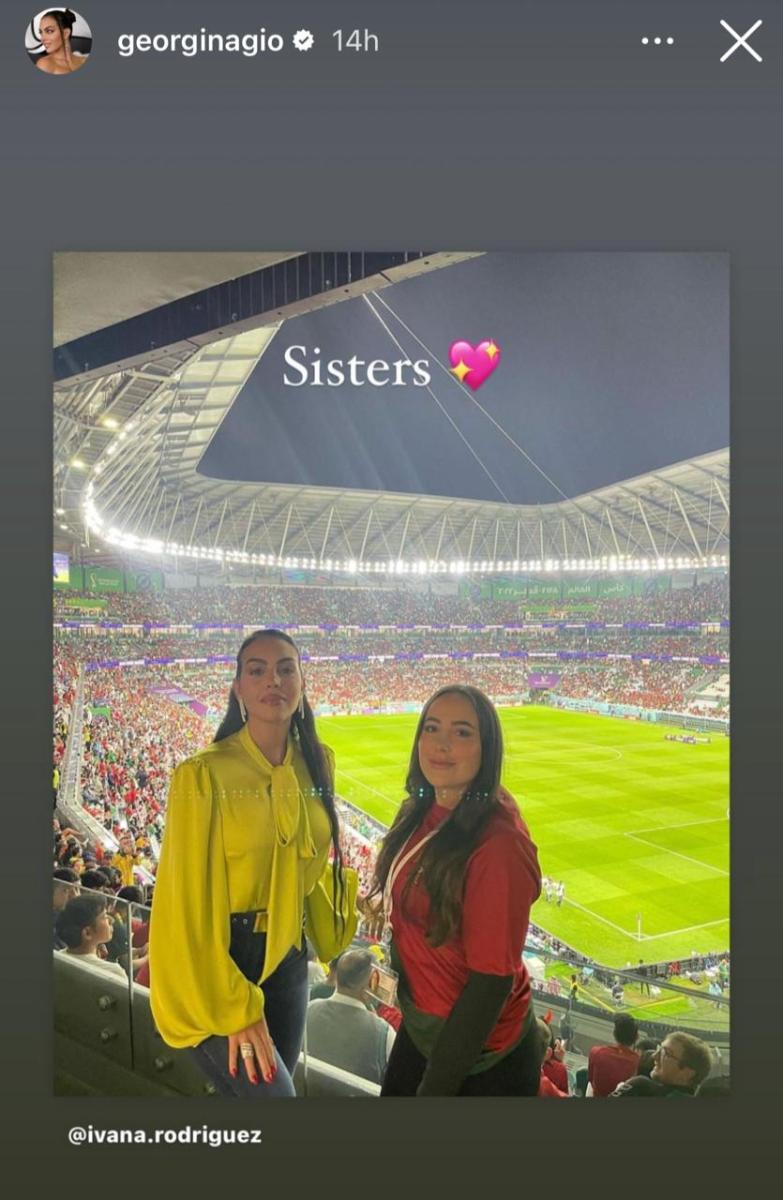جورجينا رودريغيز مع شقيقتها إيفانا في المدرجات - ستوري عبر إنستغرام