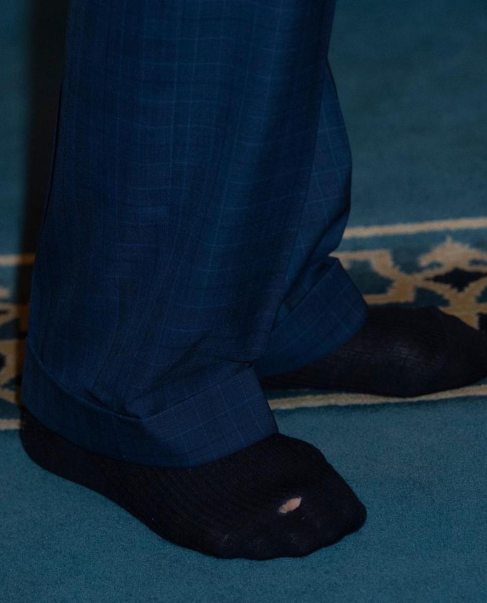 ثقب في إحدى جوارب الأمير تشارلز الثالث خلال زيارته لأحد المساجد - تويتر