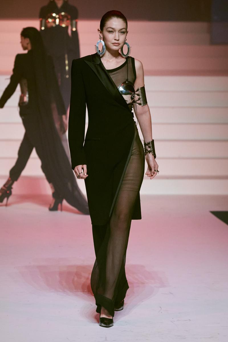 جيجي حديد في عرض أزياء Jean Paul Gaultier