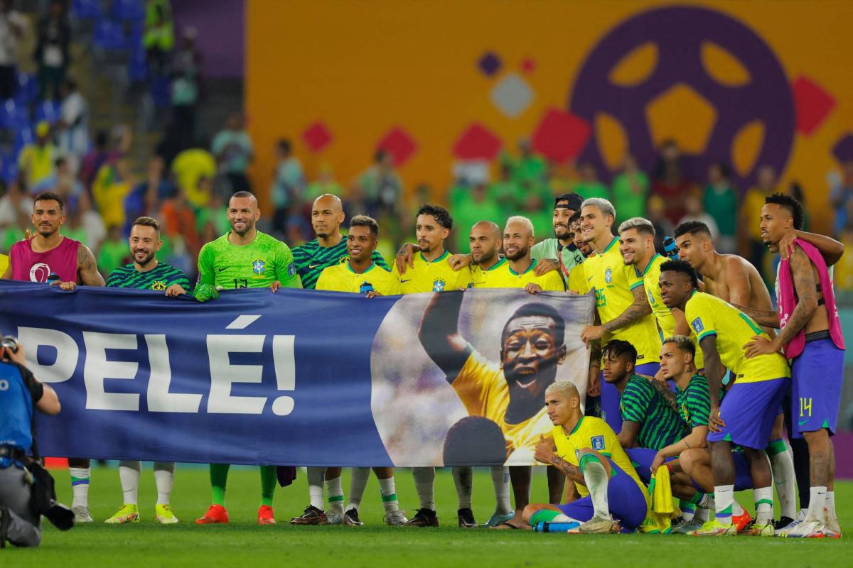 المنتخب البرازيلي يحيّي بيليه بعد الفوز - تويتر