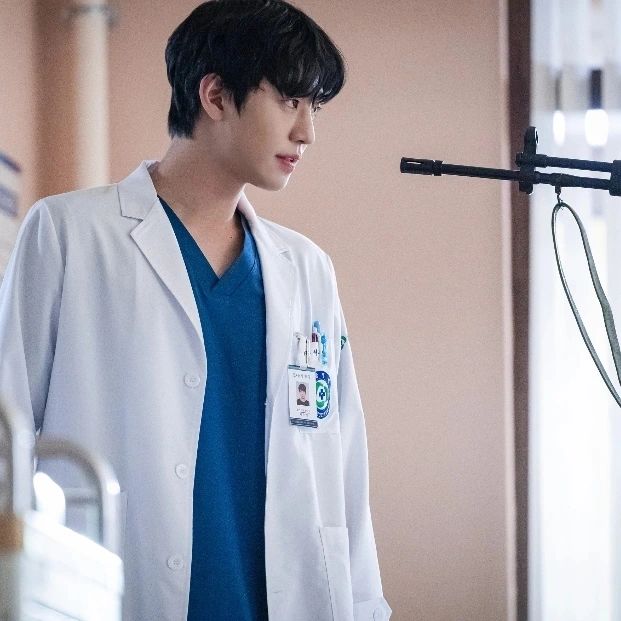 مسلسل الطبيب الرومانسي الأستاذ كيم - Dr Romantic 3 - مصدر الصورة إنستغرام