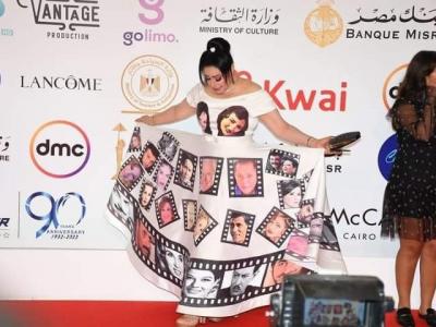 هند عاكف في فستان غريب يحمل صور الفنانين ضمن مهرجان القاهرة السينمائي