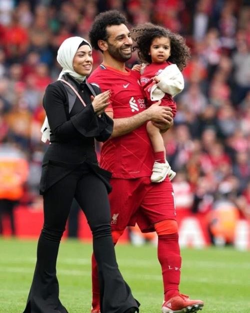محمد صلاح وزوجته ماجي وابنته - الصورة من تويتر