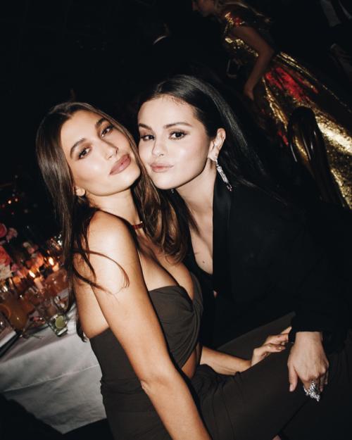 هايلي و سيلينا غوميز - صورة من  2022 Academy Museum gala