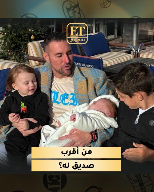 من اقرب صديق له