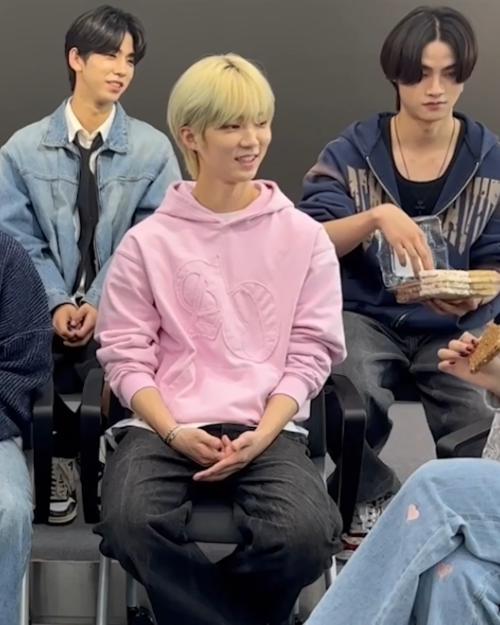 تشينغو و تجربة السناكس الكورية مع فرقة 8Turn