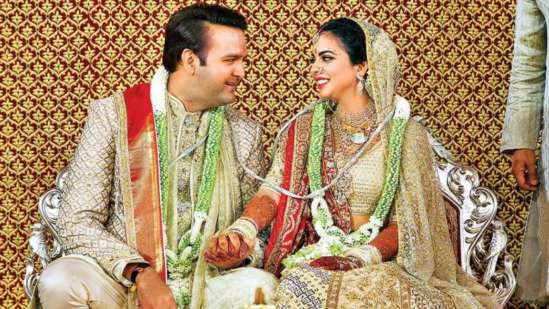 العروسان خلال زفافهما في مومباي