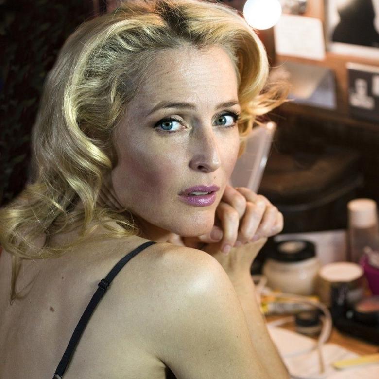 Gillian Anderson إلى الموسم الرابع من The Crown بعدسة: @simonannandphotography -انستغرام @gilliana