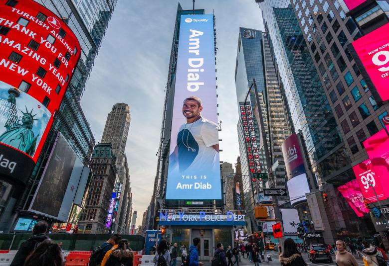 صورة ضخمة لعمرو دياب في الـ Times Square 