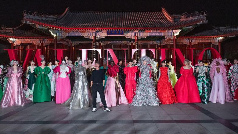 فالنتينو يحتفل بالحضارة الصينية - صورة من Courtesy of Valentino