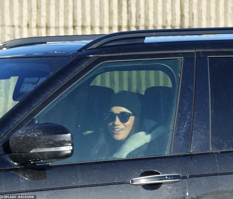 ميغان ماركل تقود سيارتها وتنتظر صديقتها في مطار كندا -dailymail.co.uk