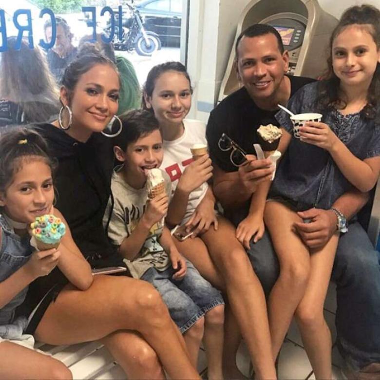 صورة تجمع جينفر لوبيز و أطفالها مع أليكس| Alex Rodriguez/Instagram 