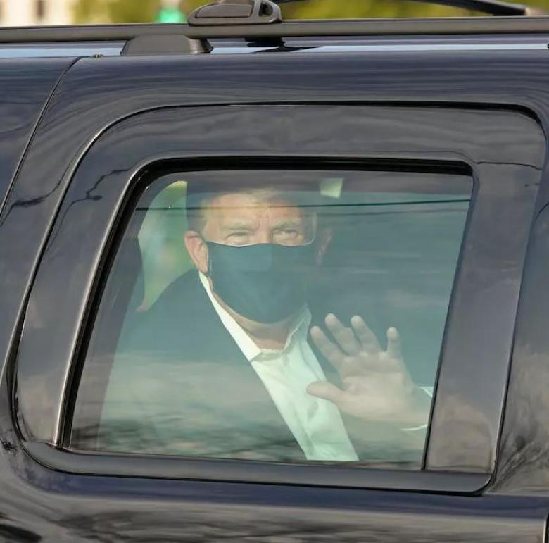 دونالد ترامب من داخل السيارة خلال جولته البارحة