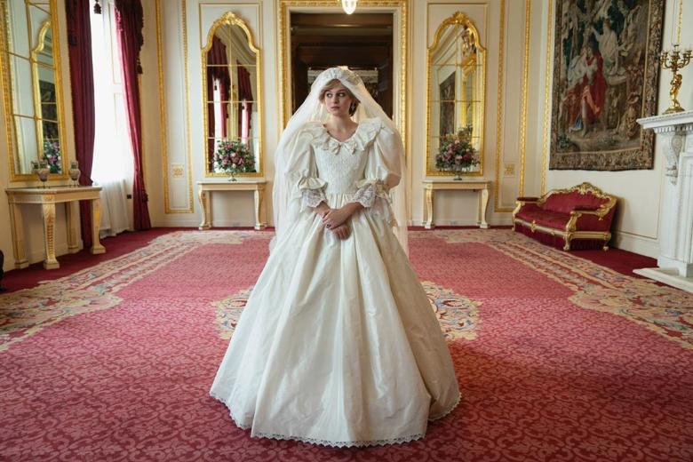 الصورة الأولى لفستان الأميرة ديانا في مسلسل The Crown