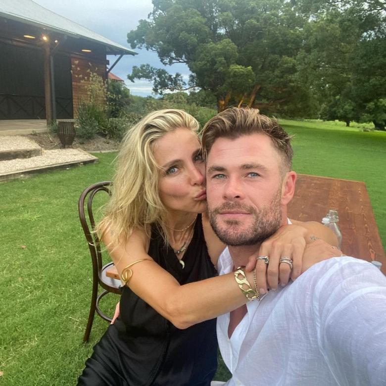 كريس همسوورث وزوجته إلسا باتاكي - انستغرام @chrishemsworth