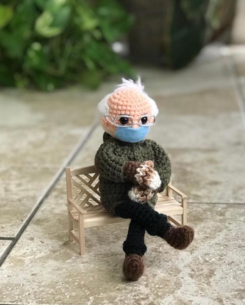 دمية بيرني ساندرز- انستغرام @tobeytimecrochet