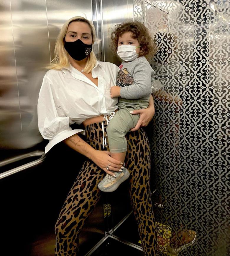 جويل ماردينيان مع طفلها بالتبني