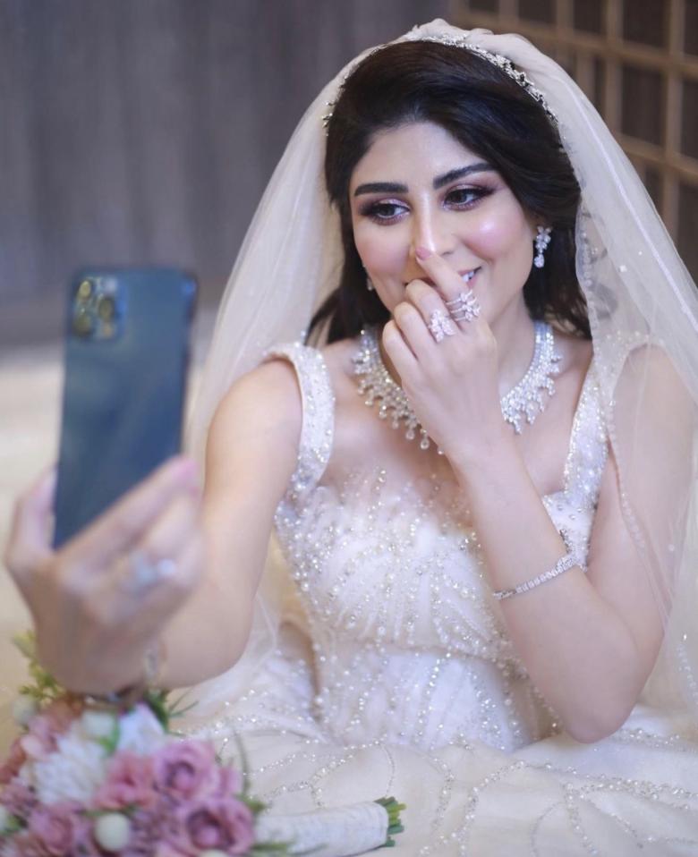 زارا البلوشي تعلن إنفصالها عن زوجها بعد أقل من شهر على زواجهما
